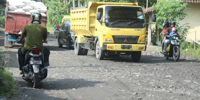 Karena tidak ada pilihan lain, warga tetap menggunakan  ruas jalan desa Sumber Asri kecamatan Nglegok yang mengalami kerusakan cukup parah. foto: TRI SUSANTO/ BANGSAONLINE