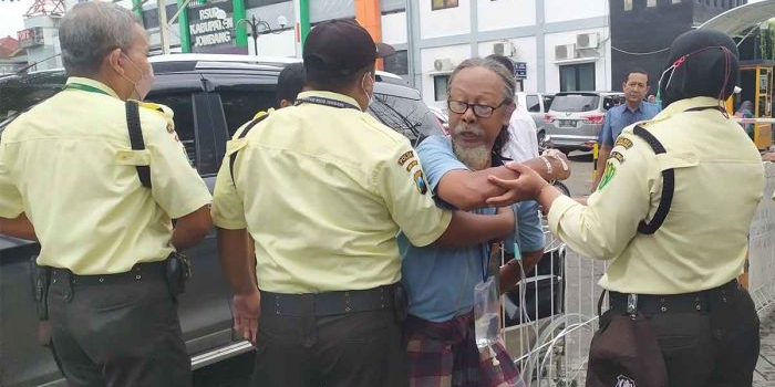 Pasien saat dihadang petugas keamanan di area parkir RSUD Jombang.