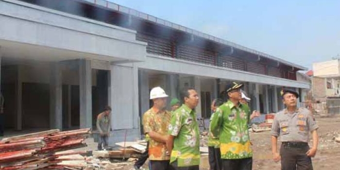 Wabup Pasuruan saat sidak pembangunan Pasar Gempol.