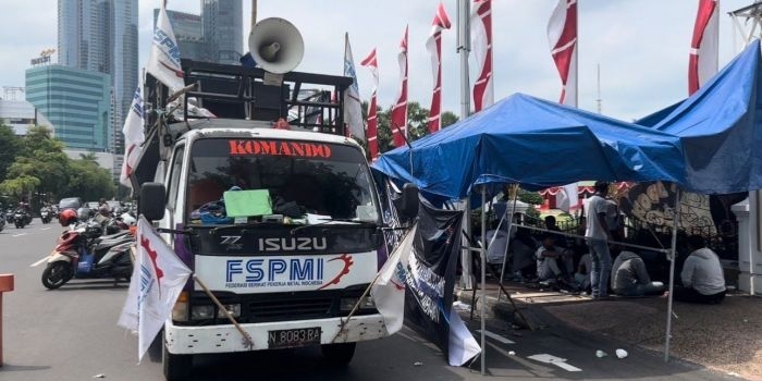 ratusan-karyawan-pt-pakerin-geruduk-grahadi-tuntut-pembayaran-gaji