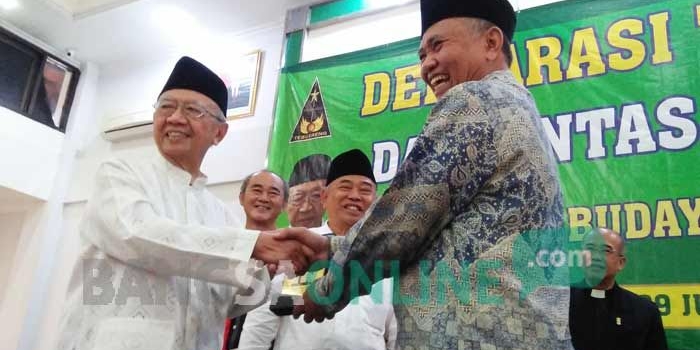 Pengasuh Ponpes Tebuireng, KH Salahudin Wahid (Gus Solah) menyerahkan cinderamata kepada Ketua KPK, Agus Rahardjo saat deklarasi lintas agama lawan korupsi di Tebuireng, Sabtu (29/7/2017). foto: ROMZA/ BANGSAONLINE