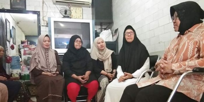 Wali Kota Risma saat berada di rumah duka keluarga almarhum Muhammad Syaiful Arief (69) di Jalan Demak Timur Gang 3 No. 5A, Kelurahan Gundih, Kecamatan Bubutan Surabaya. foto: YUDI ARIANTO/ BANGSAONLINE