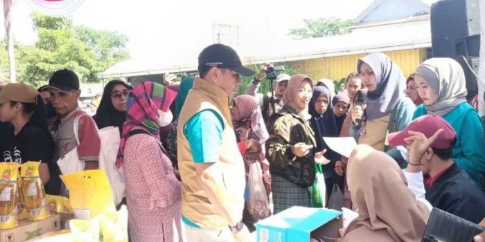 Warga Kabupaten Madiun antre sembako murah pada kegiatan gerakan pangan murah (GPM) Jawa Timur yang digelar di Kecamatan Jiwan, Kabupaten Madiun. Foto: Antara