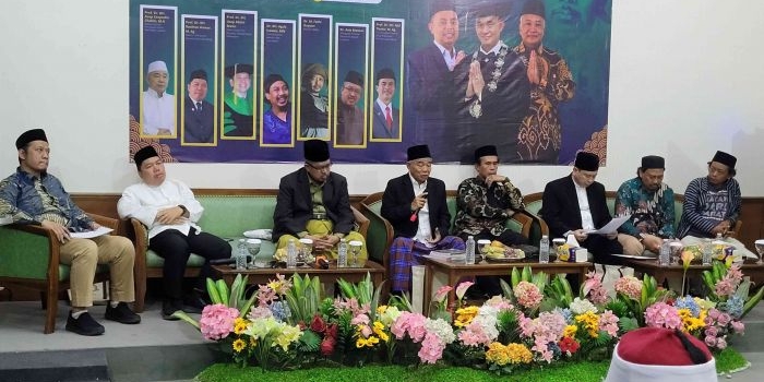 Para nara sumber Seminar Nasional Usulan Pahlawan Nasional KH Abbas Bin Abdul Jamil Buntet Cirebon di Gedung Pascasarjana Universitas Islam Nusantara (Uninus) Bandung, Jumat (21/2/2025). Foto: MMA/bangsaonline