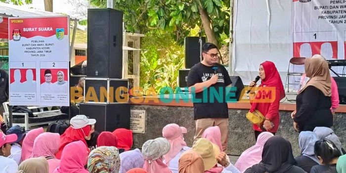 Calon Bupati Kediri nomor urut 2, Hanindhito Himawan Pramana, saat mendengarkan usulan dari ibu-ibu. Foto: MUJI HARJITA/BANGSAONLINE 