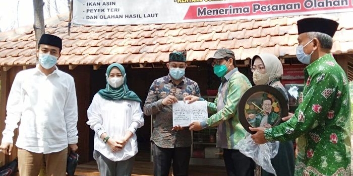 Menteri Desa dan PDTT Abdul Halim Iskandar ketika berada di Pantai Semilir bersama Ketua DPRD Tuban, Mohammad Miyadi.