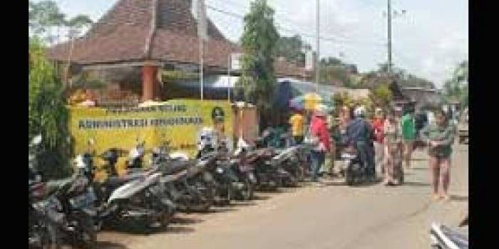 Kantor Dispendukcapil Kabupaten Malang selalu ramai tiap hari karena masyarakat Malang butuh melegalisir KK dan KTP serta keperluan surat lainnya.