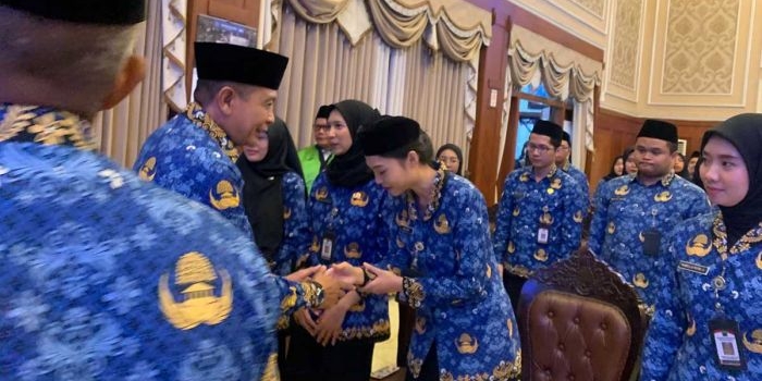 Wali Kota Malang saat bersalaman dengan sejumlah ASN.