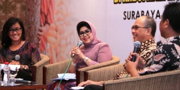 ?Ketua Tim Penggerak PKK Provinsi Jatim Dra Hj Nina Soekarwo MSi saat menyampaikan harapannya di sesi dialog usai menyaksikan penandatanganan MoU Pemberdayaan Masyarakat  Mojokerto di Hotel Sheraton. Foto:nisa/BANGSAONLINE