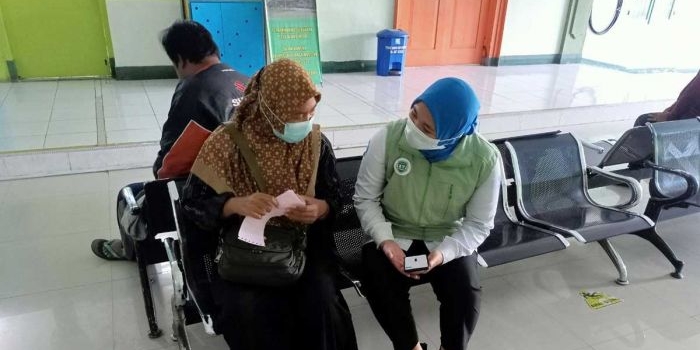 Petugas dari BPJS Kesehatan saat melayani salah satu peserta JKN.