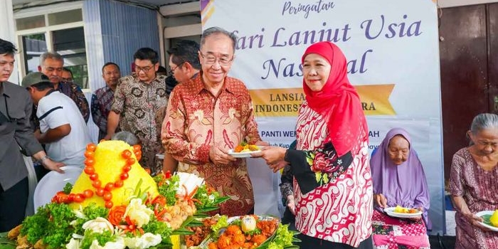 gubernur-khofifah-sapa-lansia-dan-potong-tumpeng-di-panti-werda-surabaya-saat-peringati-hlun-2025