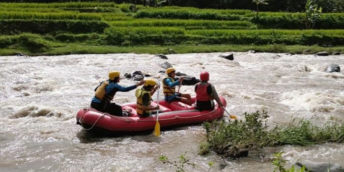 Tim BPBD Kabupaten Blitar saat melakukan penyisiran di Sungai Lekso.