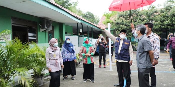 SIDAK: Hudiyono melihat kondisi SDN Medaeng 2 Waru, Sabtu (5/12). foto: ist.