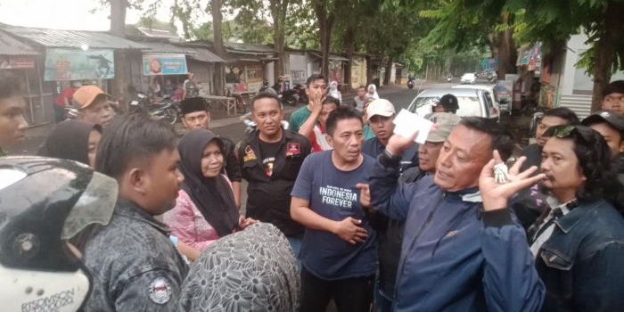 ketua-grib-jaya-probolinggo-datangi-lokasi-warung-yang-hendak-dibongkar-di-tanah-milik-pemprov
