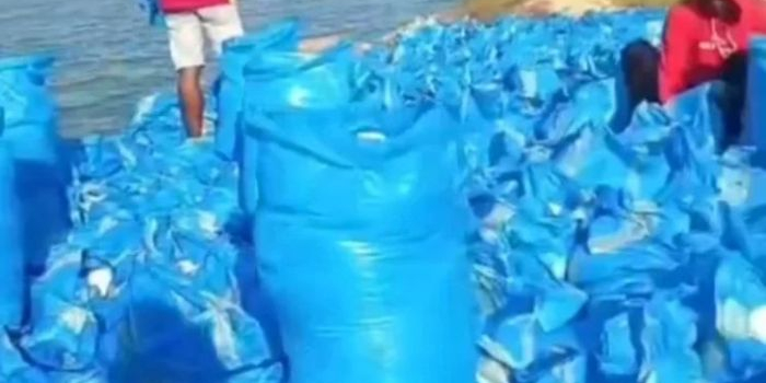 Garam dari pulau gili raja saat hendak diangkut ke perahu 