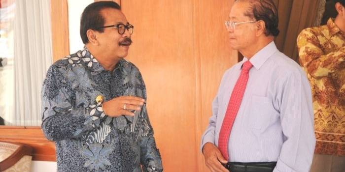 AUDIENSI. Pakde Karwo dan Cosmas Batubara Presiden Komisaris PT Multi Bintang Indonesia di Grahadi. foto : nisa/bangsaonline