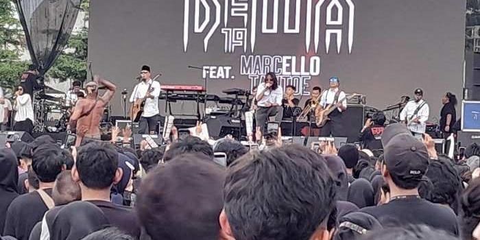 Dewa 19 saat tampil di Konser Bersama Indonesia Maju, di lapangan parkir MPP Sidoarjo, Jumat (2/2/2024) sore. Foto: MUSTAIN/ BANGSAONLINE.com