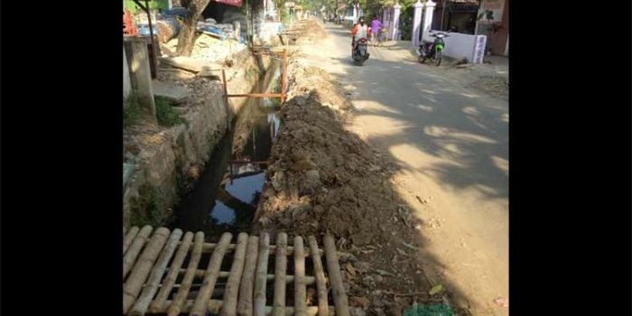 Normalisasi dan pembangunan gorong-gorong di Kecamatan Kerek yang mandek. 