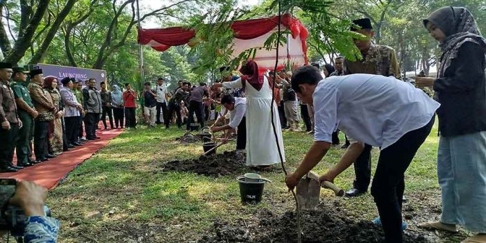 dinas-lingkungan-hidup-jombang-luncurkan-gerakan-1-pernikahan-1-pohon