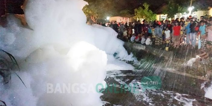 Warga yang penasaran memadati sepanjang sungai di Desa Jatipelem yang mengeluarkan busa. foto: RONY S/ BANGSAONLINE