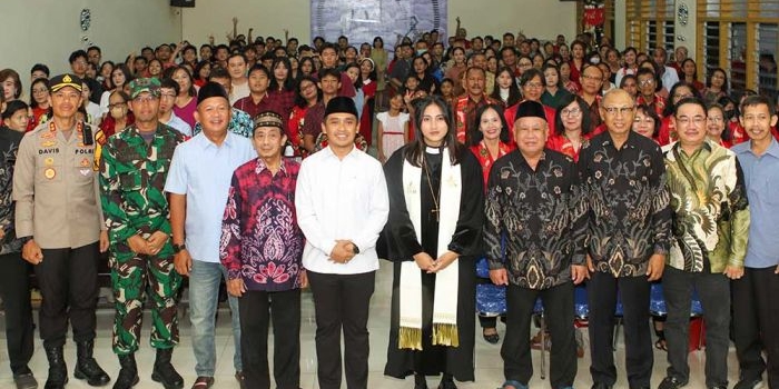 tinjau-misa-malam-natal-wali-kota-pasuruan-pastikan-gereja-tetap-kondusif-dan-aman