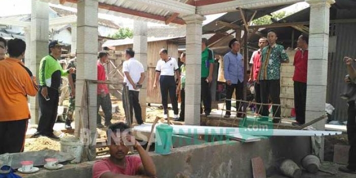 Komisi B DPRD Tuban saat meninjau pembanguan pasar Desa Punggulrejo. foto: AHMAD/ BANGSAONLINE