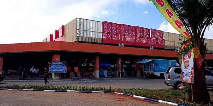 Bravo Supermarket di Kelurahan Gedongombo yang membuat warga sekitar merasa kecewa lantaran minimnya serapan tenaga kerja lokal.