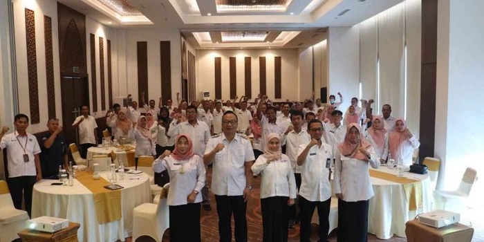pemkab-gresik-salurkan-blt-dbhcht-2025-untuk-3-085-warga-prioritaskan-lansia-dan-disabilitas