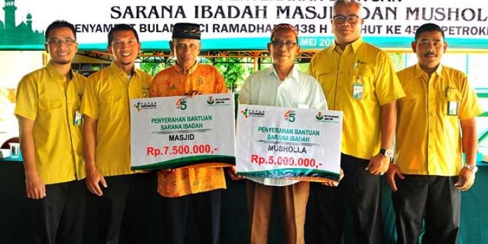 Perwakilan manajemen PG saat menyerahkan bantuan secara simbolis. foto: SYUHUD/ BANGSAONLINE