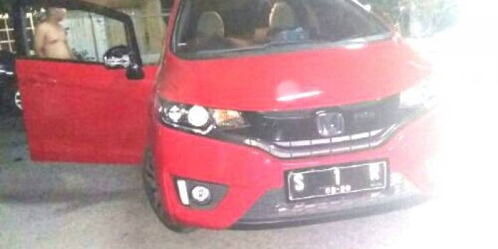 Mobil operasional nisa-syah yang dikepruk orang tak dikenal. foto: realita