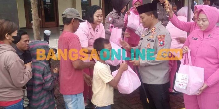 Kapolres Madiun kota, AKBP Suryono, bersama istri saat membagikan takjil kepada masyarakat. Foto: HENDRO SUHARTONO