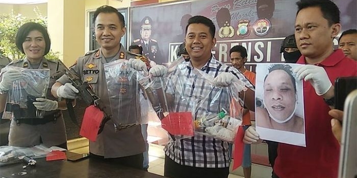 Kapolres Mojokerto AKBP Setyo Koes Heriyatno saat menunjukkan barang bukti.