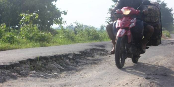 Tampak kerusakan parah di jalan poros desa yang menghubungkan Desa Wangkluwetan menuju Desa Kedungkebo, Kecamatan Senori, Tuban. (Suwandi/BangsaOnline)