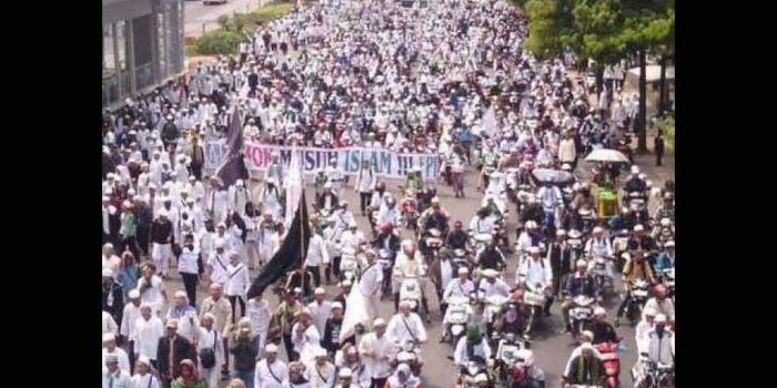 Massa Front Pembela Islam (FPI) demo Plt Gubernur DKI Jakarta, Ahok. foto; detik.com