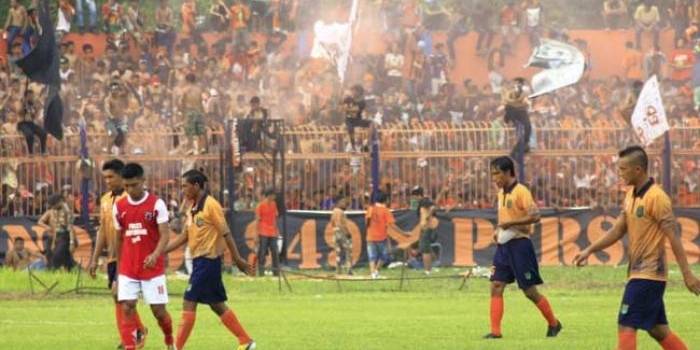 SIAP TEMPUR: Para pemain Persibo Bojonegoro saat menghadapi Persewangi dalam laga uji coba belum lama ini. foto: eky nurhadi/dok/BANGSAONLINE