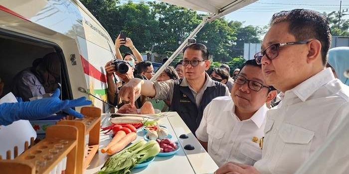 Pj. Gubernur Adhy saat meninjau mobil laboratorium keliling dari Bapanas. Foto: DEVI FITRI AFRIYANTI/ BANGSAONLINE.com 