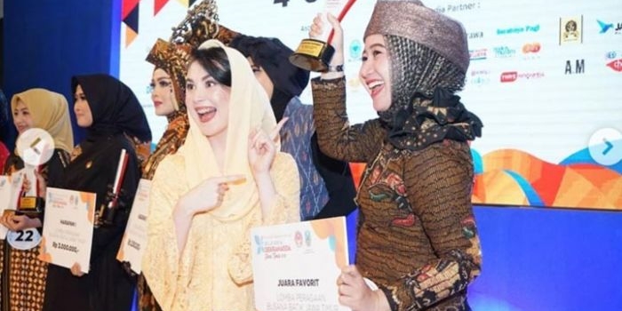 Zaenab Zuraidah, istri Bupati Bangkalan sekaligus Ketua TP PKK Bangkalan membagikan kebahagiannya saat dinobatkan sebagai juara favorit lomba peragaan busana batik Jawa Timur.