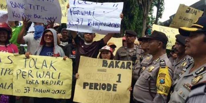 Para pedagang kaki lima Kota Kediri saat menggelar aksi di depan Balai Kota. Foto : arif kurniawan/ BANGSAONLINE