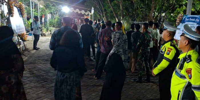 polsek-krian-kawal-pemakaman-personel-tni