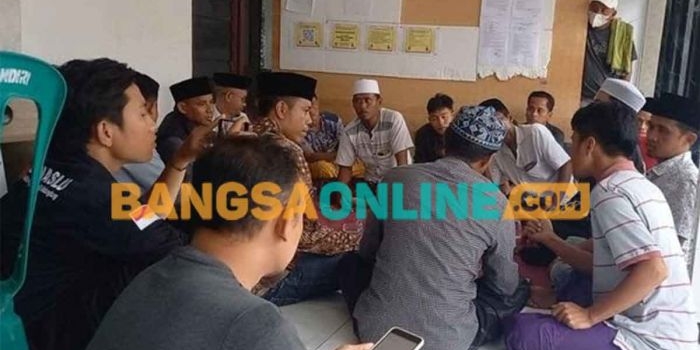 Sejumlah KPPS yang dinyatakan tidak lulus ketika mendatangi Sekretariat Panwascam Kedungdung. Foto: MUTAMMIM/BANGSAONLINE