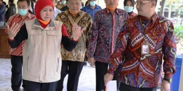 Gubernur Khofifah berdiskusi dengan Kepala BPSDM Jatim, Aries Agung Paewai saat meninjau fasilitas di lingkungan BPSDM Jatim. foto: DIDI ROSADI/ BANGSAONLINE