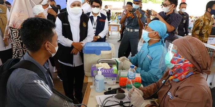 Gubernur Khofifah di sela-sela kunjungan kerja di Kabupaten Situbondo, Kamis (9/6/2022).