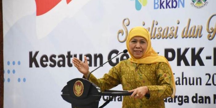 Gubernur Jawa Timur Khofifah Indar Parawansa saat membuka Sosialisasi dan Pencanangan Kesatuan Gerak PKK - Kependudukan Keluarga Berencana dan Pembangunan Keluarga (KKBPK) - Kesehatan Tahun 2019 di Kantor Sekretariat TP PKK Jatim, Jalan Gayung Kebonsari 56A Surabaya, Rabu (9/10). foto: Istimewa/ BANGSAONLINE.com