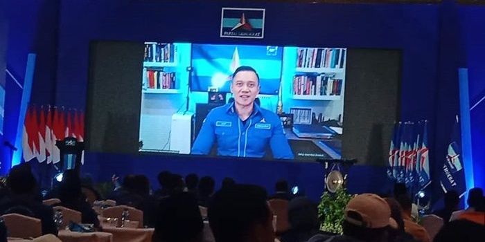 Ketua Umum DPP Partai Demokrat, Agus Harimurti Yudhoyono (AHY) menyapa Gubernur Khofifah dan Wali Kota Eri Cahyadi saat membuka Musda VI Demokrat Jatim secara virtual. foto: istimewa