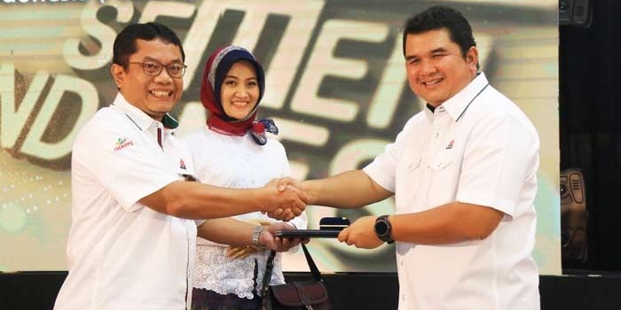 Direktur Utama Semen Indonesia Hendi Prio Santoso (kanan) memberikan penghargaan tanda ikatan batin kepada Direktur Keuangan PT Semen Gresik, Ginarko Isnubroto.
