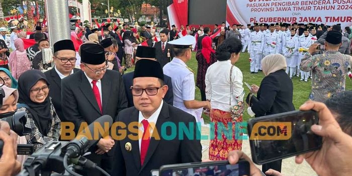 Pj Gubernur Jatim, Adhy Karyono, saat memberi keterangan kepada awak media di Gedung Negara Grahadi, Surabaya. Foto: DEVI FITRI AFRIYANTI/BANGSAONLINE