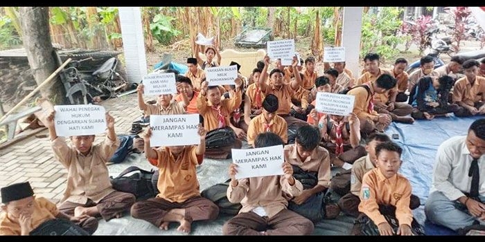 Ratusan pelajar di Desa Alas Buluh, Kecamatan Wongsorejo, Kabupaten Banyuwangi terlunta-lunta karena gedung sekolahnya disegel, Sabtu (13/8/2022) kemarin.