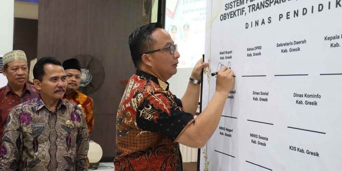 plt-bupati-gresik-bersama-kepala-sekolah-deklarasi-larangan-pungli-penerimaan-murid-baru
