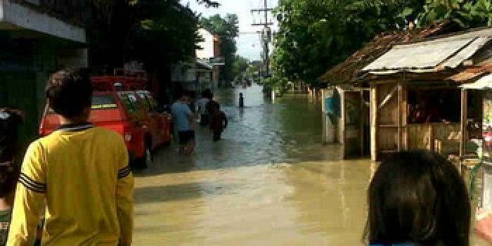 banjir.... ini ujian atau adzab dari tuhan? foto:eky nur hadi/BangsaOnline