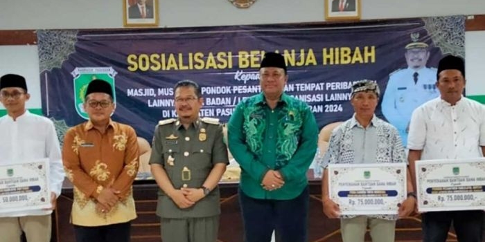 Pj Bupati Pasuruan bersama asisten 1 bidang pemerintahan.